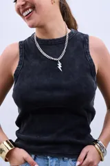 Musculosa de algodón con efecto acid wash en color negro, de corte ajustado y cuello redondo.