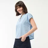 Blusa de manga corta color azul con estampado de rayas verticales blancas, cuello en pico y corte holgado.