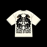 Remera color crema con estampado en la espalda de dos perros negros enfrentados y la inscripción "GUZE STUDIO" debajo.
