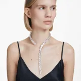 Collar rígido con caída central, con cristales blancos talla octogonal engarzados en montura plateada con baño de rodio.