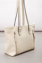 Cartera de cuero vacuno color marrón, de diseño amplio con paneles combinados de diferentes texturas y un panel central con relieve de cocodrilo. Cuenta con cierre frontal vertical y asas de hombro.