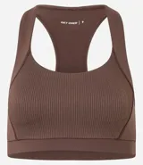Top deportivo Get Over con diseño de espalda nadador, confeccionado en tejido de poliamida con textura acanalada. Presenta escote redondo, breteles medianos y copas integradas para mayor soporte.