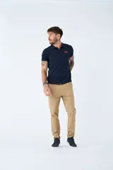 Pantalón chino de gabardina color negro, de corte regular, con logo bordado.