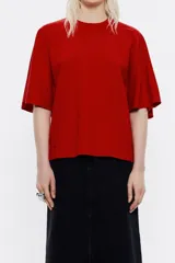 Camiseta roja de punto roma con cuello redondo y mangas cortas amplias.