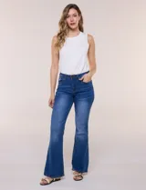 Jean elastizado tiro alto de la marca Absolutely Famous, con calce ajustado en caderas y muslos y botamanga acampanada. Presenta diseño clásico de cinco bolsillos, cierre frontal con botón y bragueta, y costuras en contraste.
