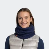 Cuello de punto trenzado color azul marino, con forro polar PrimaLoft®.