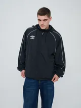 Campera rompevientos Umbro modelo Venti, de color negro con líneas blancas en las mangas y hombros, capucha con cordón de ajuste y cierre frontal completo. Cuenta con el logo de la marca bordado en el pecho.