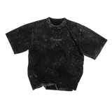 Remera oversize negra con efecto lavado y cuello redondo.