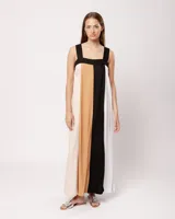 Vestido largo de lino color blanco, gris y amarillo, con breteles anchos, escote recto, elástico en la espalda y tajos laterales.