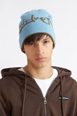Gorro reversible de invierno Quiksilver, color marrón con diseño estampado y detalles en celeste.