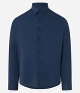 Camisa masculina de manga larga, cuello inglés y cierre frontal de botones, confeccionada en poliamida con elastano y tecnología performance.