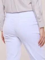 Pantalón de gabardina elastizada marca Zac & Rachel, color blanco, de corte recto. Posee pretina ancha con faja interna modeladora y costura frontal pespunteada en las piernas.