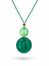 Collar de diseño exclusivo Fahoma, elaborado artesanalmente en Italia. Presenta un colgante compuesto por dos piezas circulares de resina en tonos verde marmolado, unidas por un detalle metálico dorado, suspendidas de un cordón de tela a tono con una cuenta dorada superior.