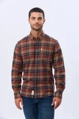 Camisa de viyela a cuadros en tonos marrón, azul marino y gris, con cuello clásico, cierre frontal con botones, mangas largas y un bolsillo en el pecho.