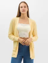 Cardigan abierto de tejido acanalado color amarillo, con bolsillos delanteros y mangas largas con puños de rib.