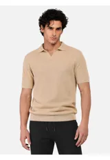 Remera tejida de manga corta color beige, con cuello polo y escote en V sin botones.