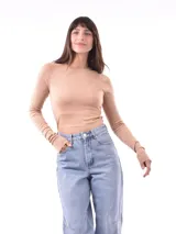 Buzo azul con cuello redondo y mangas largas con orificios para los pulgares.