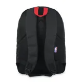 Mochila negra con detalles en rojo y logo de la NBA. Cuenta con un compartimento principal con cierre, un bolsillo frontal con cierre y dos bolsillos laterales de malla.