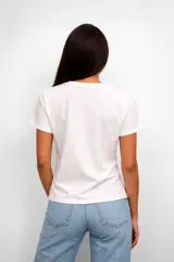 Remera de algodón de manga corta y cuello redondo, con estampado floral en el pecho.
