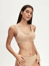 Top color piel con breteles anchos y diseño seamless.