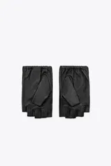 Guantes cortos tipo mitones confeccionados en piel, con diseño sin dedos y detalle de aplicación de joyas brillantes en el dorso.