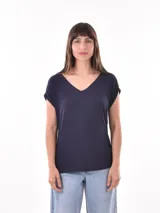 Remera básica de manga corta con escote en V, color azul marino, de corte holgado y diseño fluido.