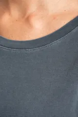 Remera de manga larga con cuello redondo, confeccionada en algodón lavado con efecto desgastado. Presenta un corte oversize y una textura suave y resistente.