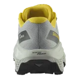 Championes de trail running Salomon Ultra Flow 2, de color negro con suela blanca y detalles en gris. Cuenta con upper de malla transpirable, entresuela amortiguada y suela con tacos para mayor tracción en terrenos difíciles.