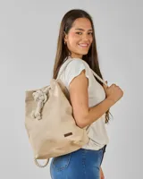 Mochila de tela color beige con cordones gruesos de algodón y etiqueta de cuero con logo.