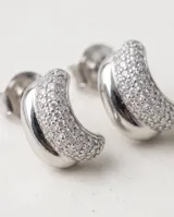 Caravanas de plata 925 de diseño abombado y semicircular, con una mitad de acabado liso pulido y la otra mitad pavimentada con circones brillantes.