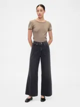 Remera color beige claro, de punto canalé con cuello redondo y mangas cortas. Corte ajustado al cuerpo.