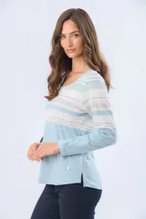 Remera de algodón con poliéster, de manga larga, con estampado de rayas horizontales en tonos beige, azul claro, azul grisáceo y blanco. Tiene un corte clásico y escote redondo.