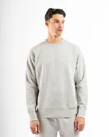 Buzo negro de felpa con cuello redondo y mangas largas.