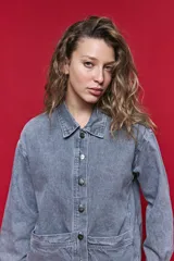 Sobrecamisa de jean de calce relajado color gris, con solapa clásica, bolsillos frontales y cierre de botones metálicos.