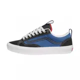 Championes Vans modelo Skate Old Skool 36+, con diseño de caña baja, confeccionados en una combinación de lona azul y gamuza negra. Presentan la clásica banda lateral, cordones blancos, suela de goma blanca y detalles en rojo en la lengüeta.
