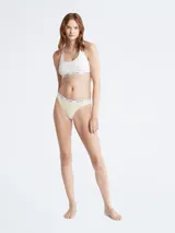 Bombacha Calvin Klein corte clásico, color beige, con cintura elástica con logo de la marca.