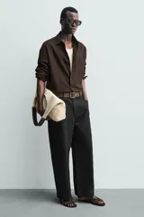 Bolso tipo shopper de tejido de algodón color beige, con diseño de red exterior y compartimento principal con cierre de imán. Cuenta con asa de mano oscura a contraste y bolsillos interiores.