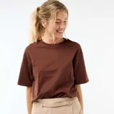 Camiseta marrón de corte oversize, con cuello redondo y mangas cortas holgadas.