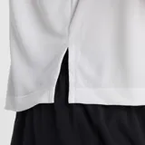 Remera deportiva New Balance de manga corta y color blanco, con tecnología NB DRY de secado rápido, dobladillo recto con aberturas laterales y logotipo reflectante en el pecho.