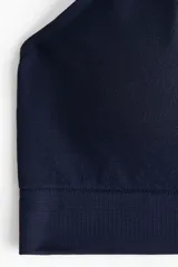 Soutien seamless de punto color azul marino, con copas con relleno extraíble, escote en V y doble tirante fino ajustable. Diseño sin aros ni cierre.
