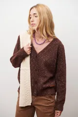 Saco de punto color marrón con efecto jaspeado, escote en V y cierre frontal con botones oscuros. Presenta mangas largas y puños acanalados.