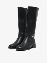 Botas de caña alta en efecto cuero color negro, con punta almendrada, taco bajo cuadrado y detalle de tira con hebilla metálica en el tobillo.