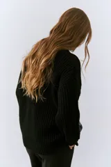 Saco tejido color beige con bolsillos de jean en el frente, con cierre de botones.