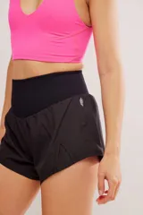 Short negro deportivo de cintura alta y ancha de punto, confeccionado en tejido resistente y repelente al agua, con calzón interior incorporado.