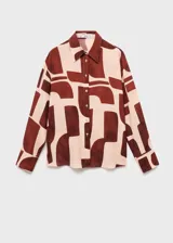 Camisa de viscosa fluida con estampado geométrico en tonos marrón y beige, cuello camisero, manga larga y cierre frontal con botones.