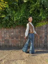 Jean de corte wide leg en color azul, con diseño de ruedo deshilachado y costura visible en la parte inferior. Confeccionado en denim con elastano para mayor comodidad.