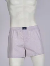 Boxer de tela blanca con finas rayas verticales color lila. Tiene cintura elástica con logo de la marca Invencible en el centro.