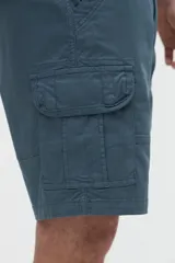 Bermuda cargo de gabardina color tostado, con bolsillos laterales y bolsillos cargo con solapa en las piernas. Calce relajado.