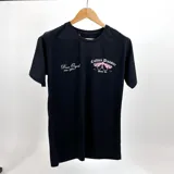 Remera negra de algodón con estampado frontal en rosa y blanco con la leyenda "Culture Disaster" y "Ducon Original since 1982".