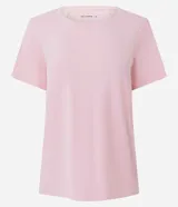 Remera deportiva de manga corta y cuello redondo, confeccionada en tejido técnico de poliamida y elastano. Presenta un diseño liso con costuras laterales y un detalle de recorte en la espalda, ideal para actividades físicas por su ligereza y capacidad de secado rápido.